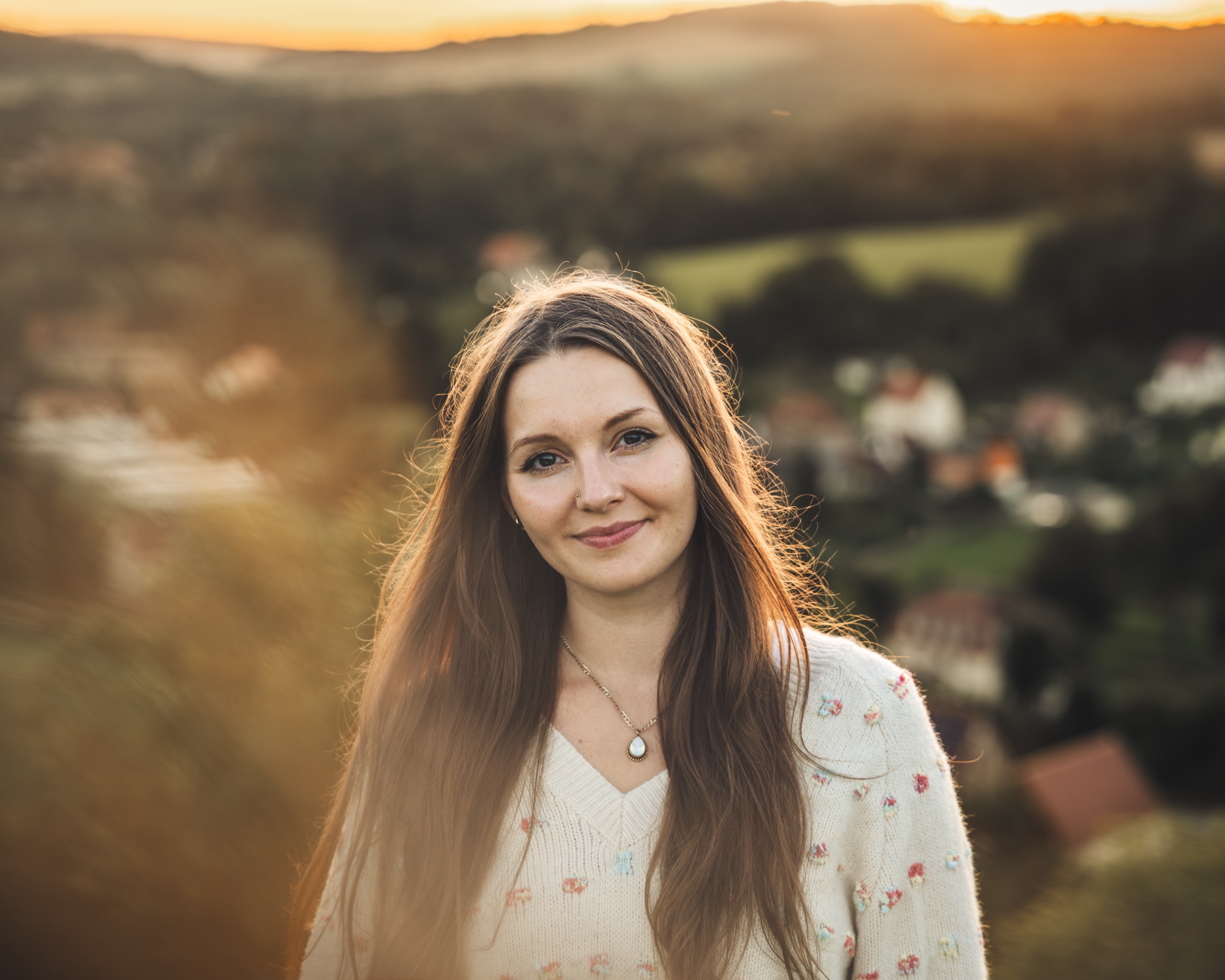 Portrait der Gründerin von Seelenzauber, die einen Raum für innere Ruhe und Heilung schafft